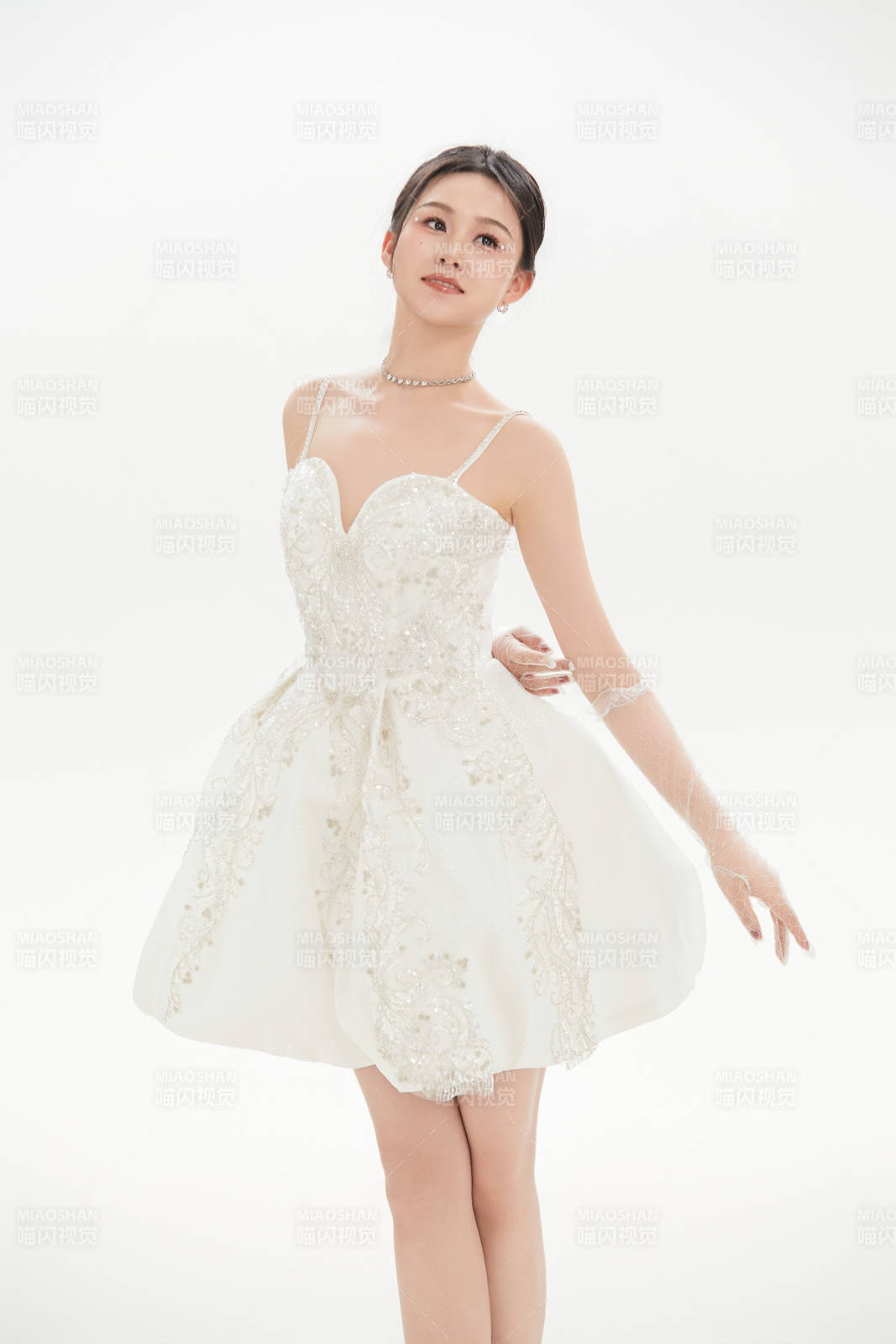 白色背景下跳芭蕾舞的亚洲少女图片