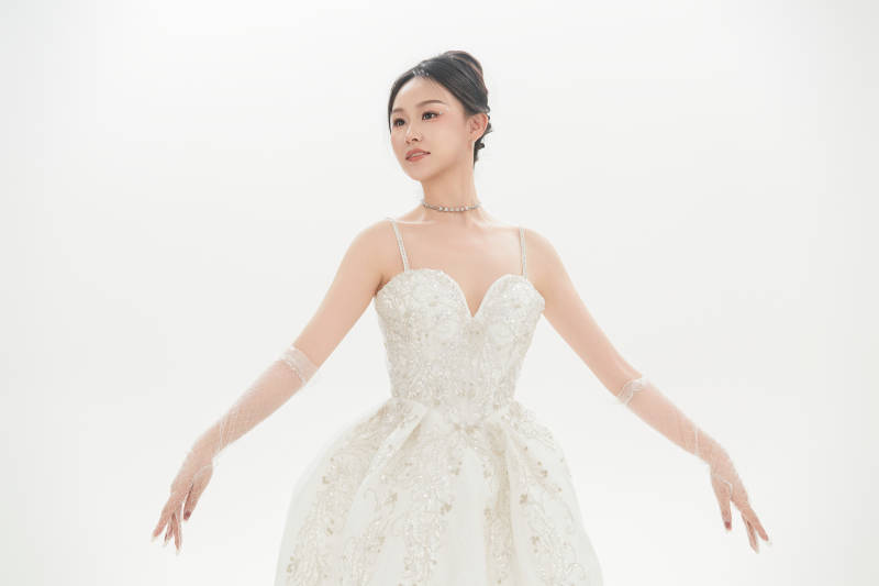 白色背景下跳芭蕾舞的亚洲少女图片