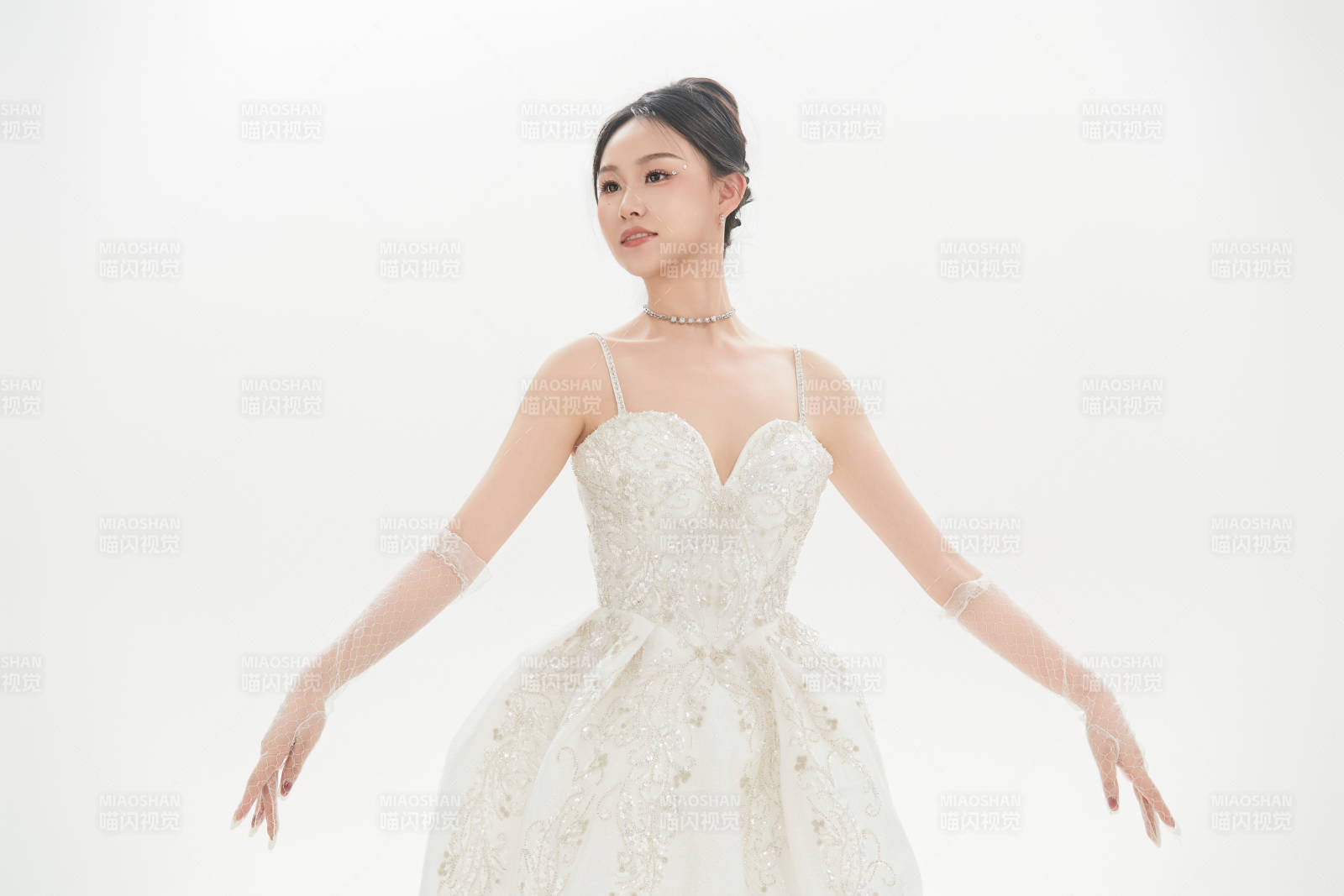 白色背景下跳芭蕾舞的亚洲少女图片