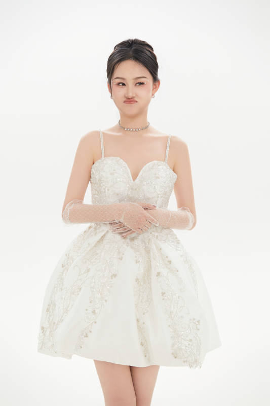 白色背景下跳芭蕾舞的亚洲少女图片