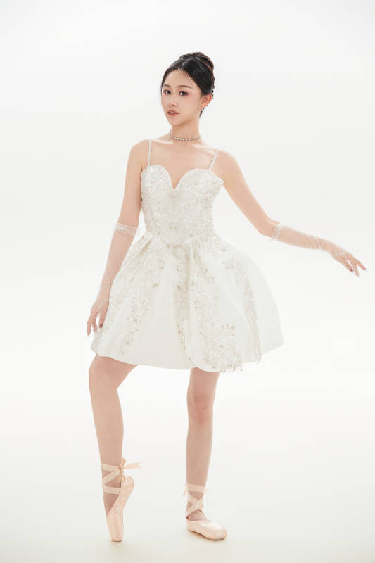 白色背景下跳芭蕾舞的亚洲少女图片