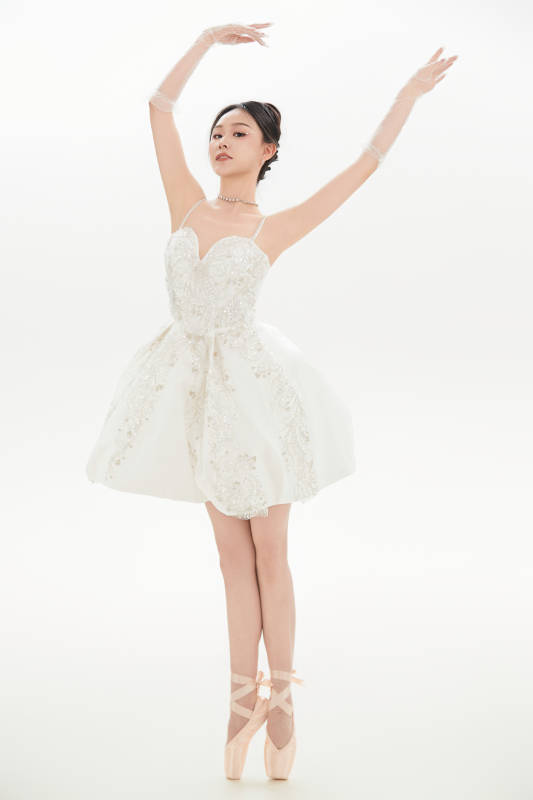 白色背景下跳芭蕾舞的亚洲少女图片