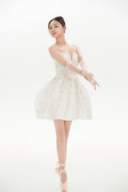 白色背景下跳芭蕾舞的亚洲少女图片