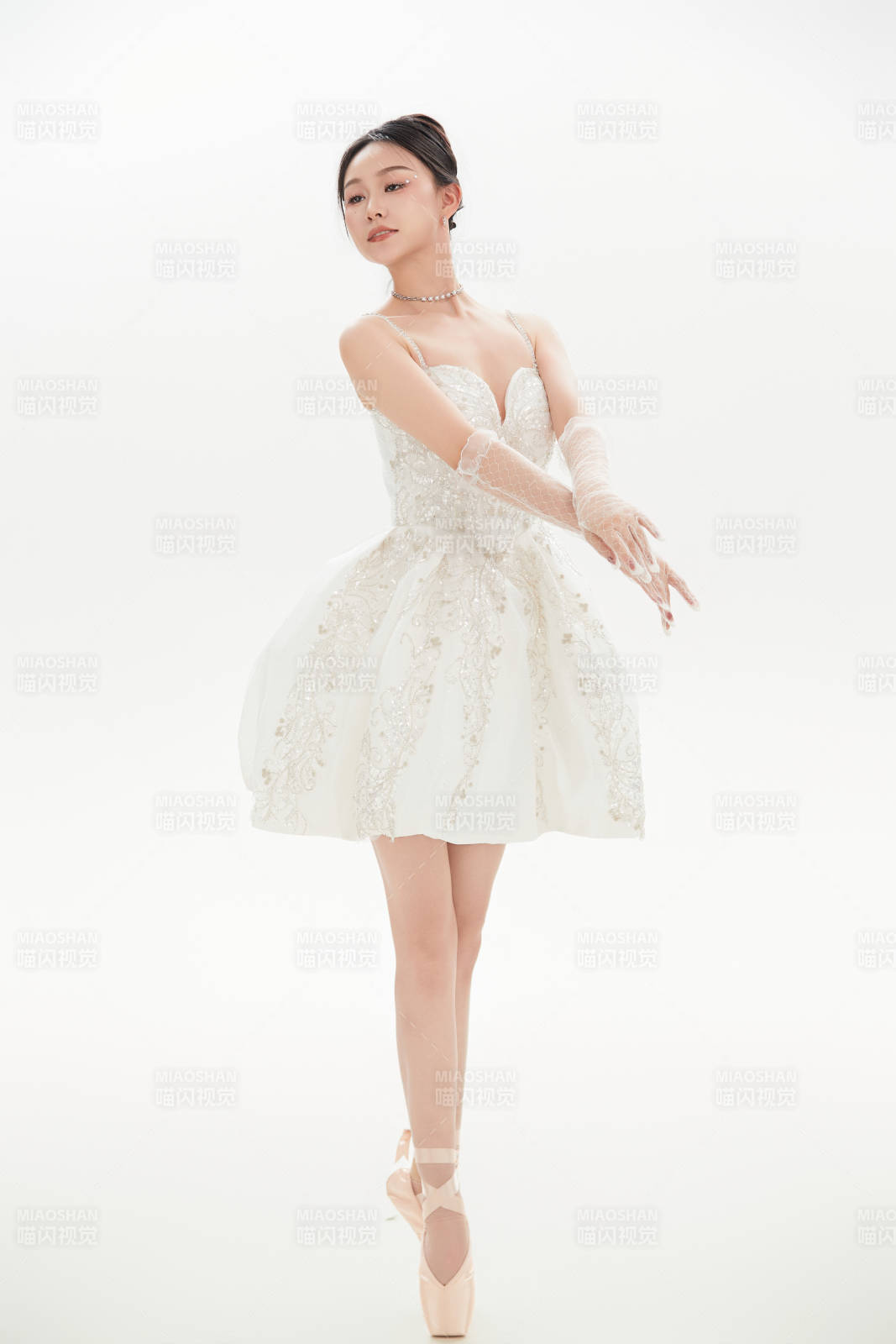 白色背景下跳芭蕾舞的亚洲少女图片