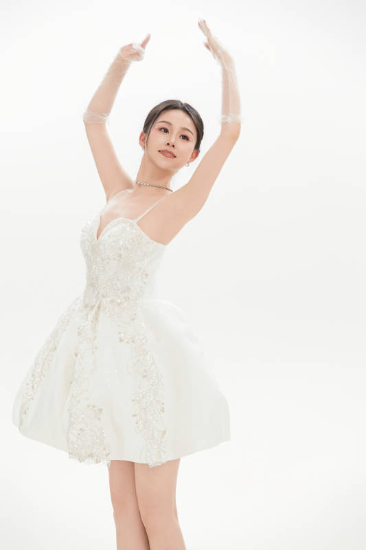 白色背景下跳芭蕾舞的亚洲少女图片