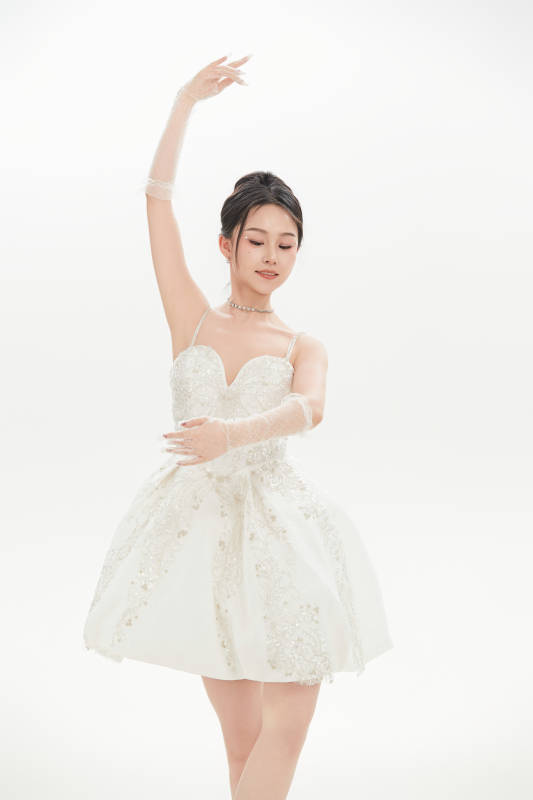 白色背景下跳芭蕾舞的亚洲少女图片