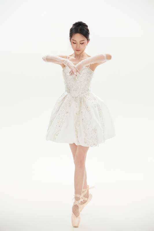 白色背景下跳芭蕾舞的亚洲少女图片