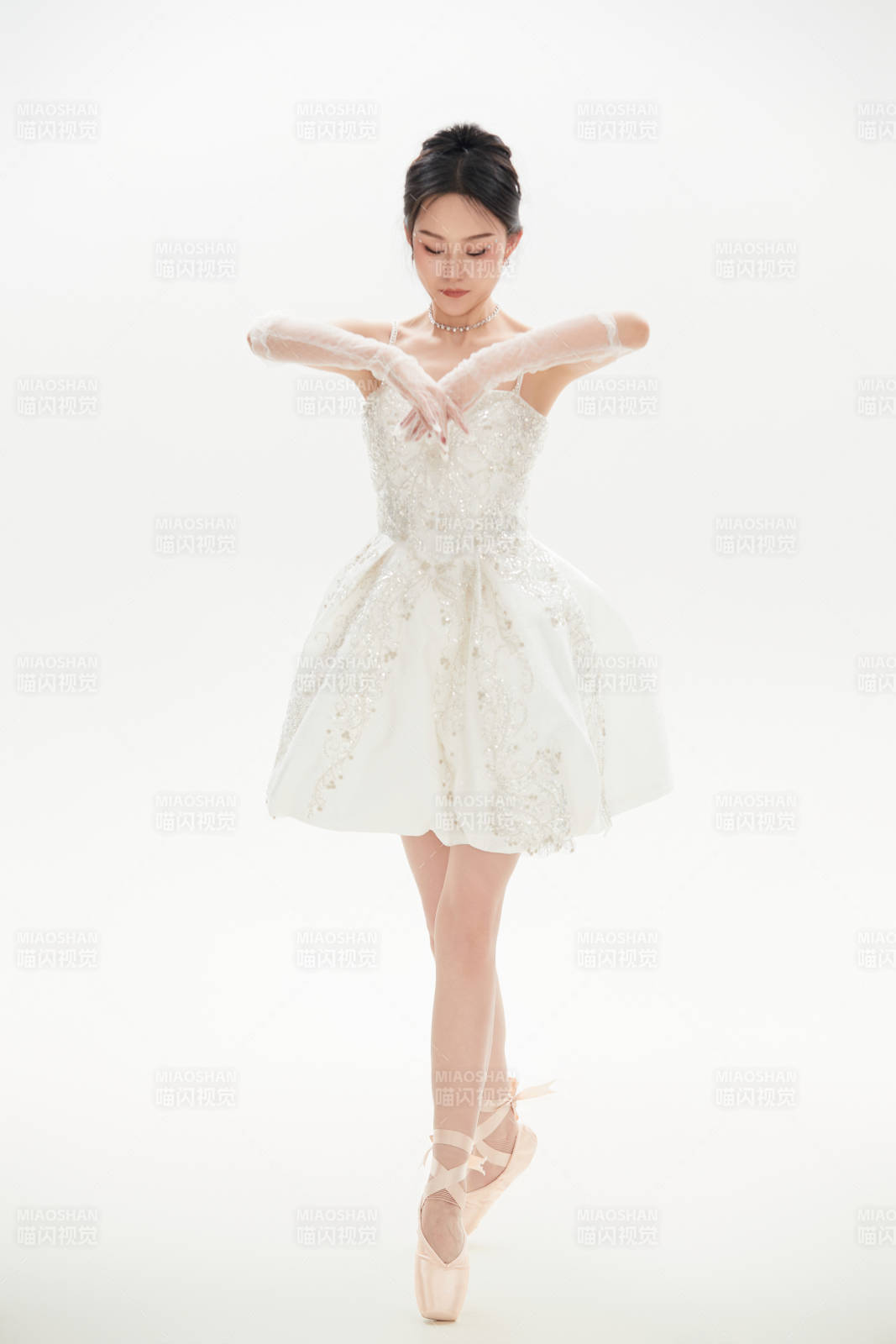 白色背景下跳芭蕾舞的亚洲少女图片