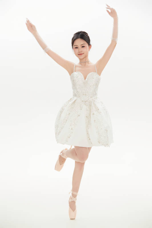 白色背景下跳芭蕾舞的亚洲少女图片