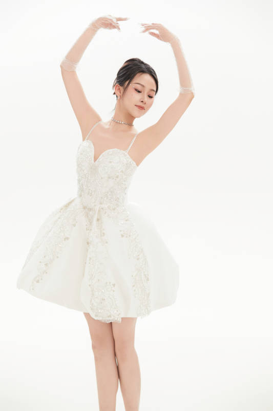 白色背景下跳芭蕾舞的亚洲少女图片