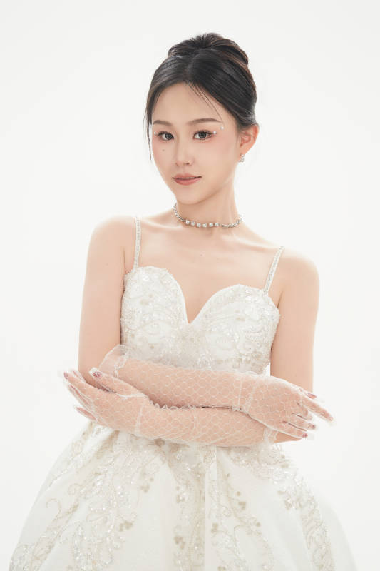 白色背景下跳芭蕾舞的亚洲少女图片