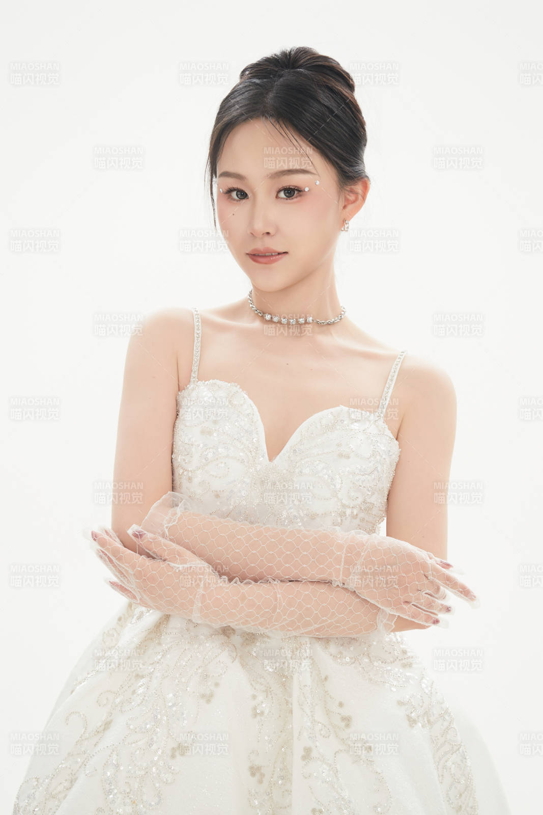 白色背景下跳芭蕾舞的亚洲少女图片