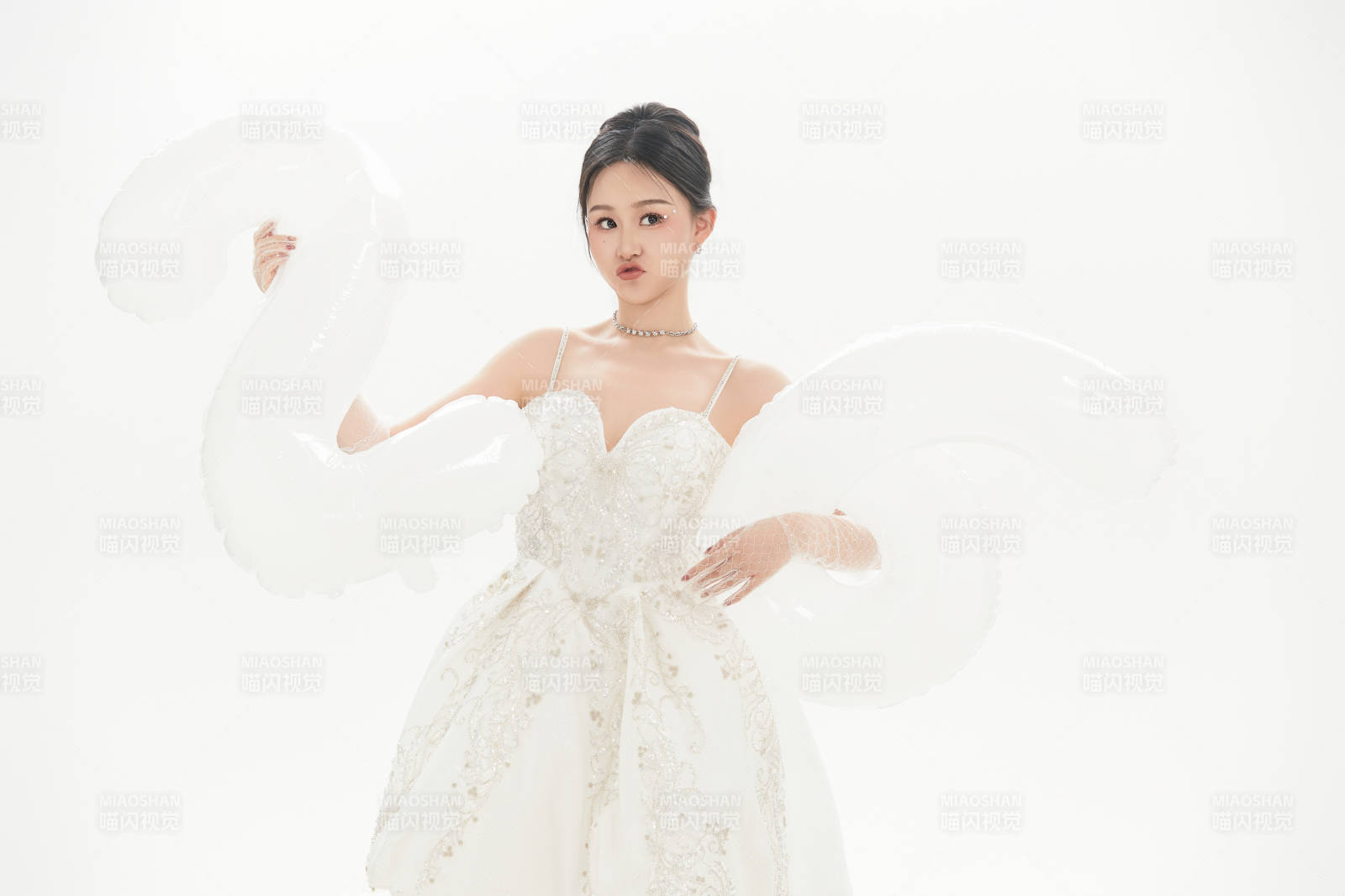 白色背景下跳芭蕾舞的亚洲少女图片