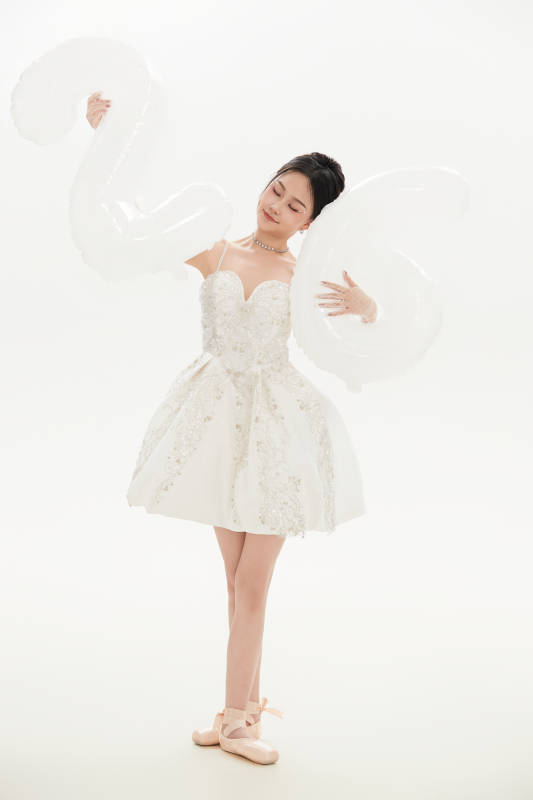 白色背景下跳芭蕾舞的亚洲少女图片