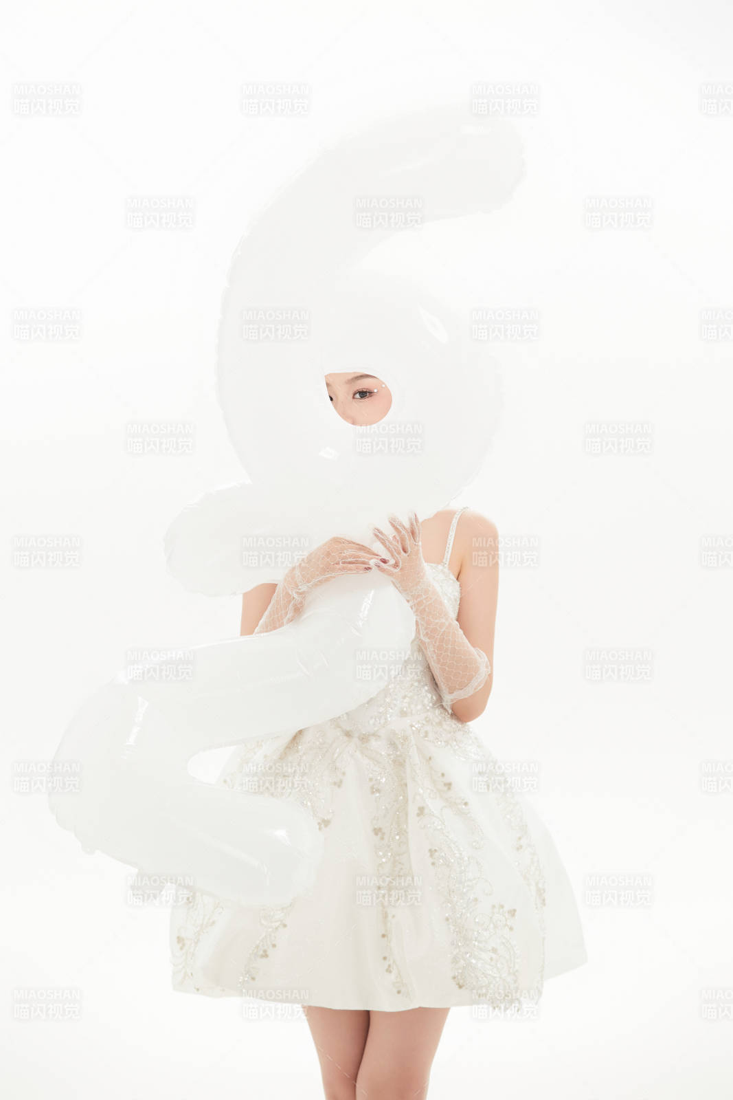 白色背景下跳芭蕾舞的亚洲少女图片