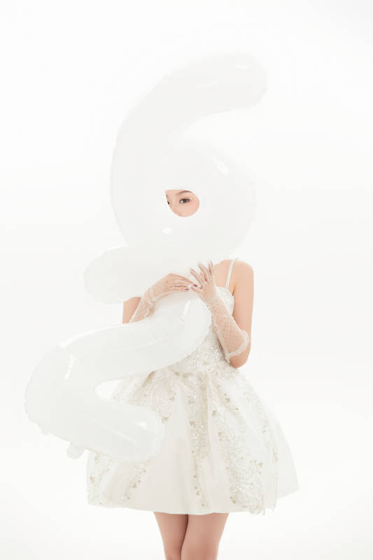 白色背景下跳芭蕾舞的亚洲少女图片