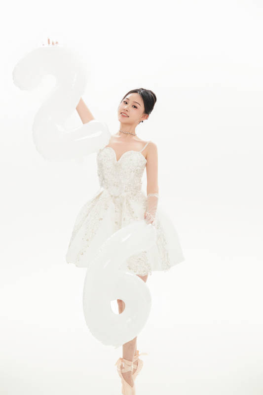 白色背景下跳芭蕾舞的亚洲少女图片