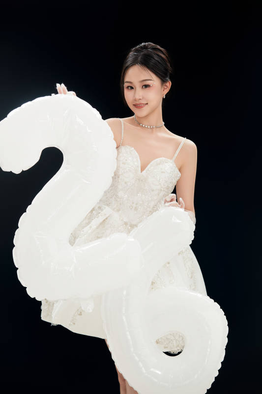 白色背景下跳芭蕾舞的亚洲少女图片