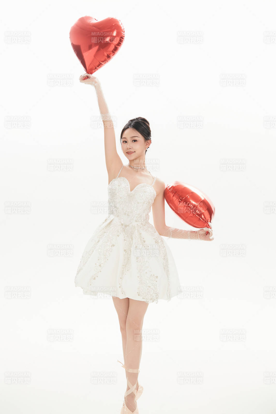 白色背景下跳芭蕾舞的亚洲少女图片