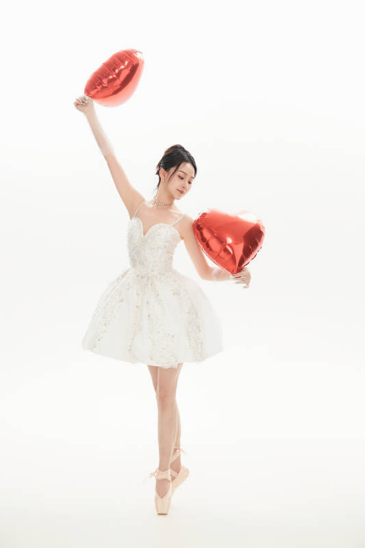 白色背景下跳芭蕾舞的亚洲少女图片