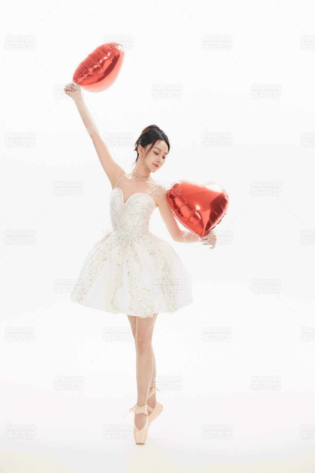 白色背景下跳芭蕾舞的亚洲少女图片