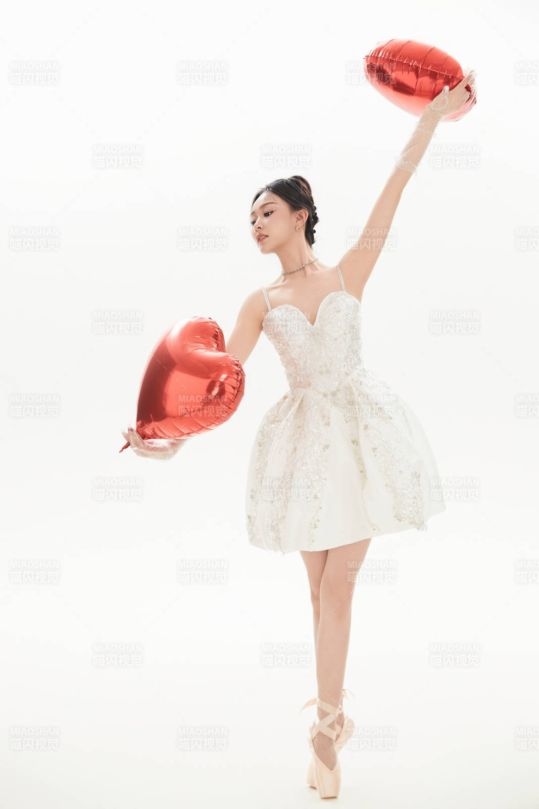 白色背景下跳芭蕾舞的亚洲少女图片