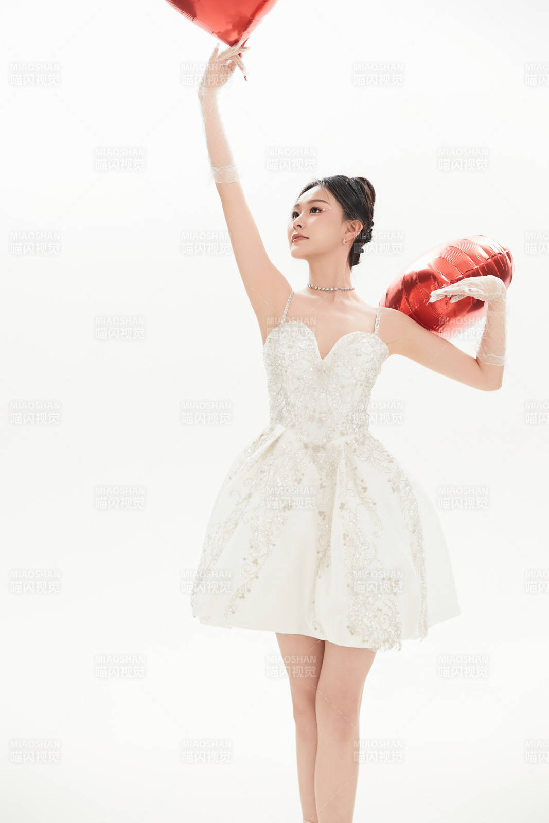 白色背景下跳芭蕾舞的亚洲少女图片