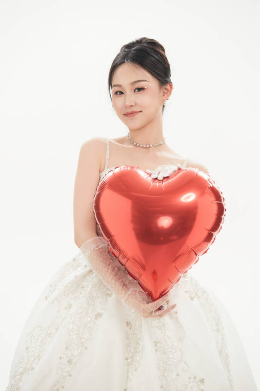 白色背景下跳芭蕾舞的亚洲少女图片