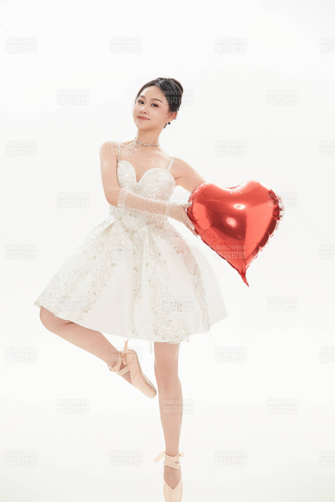 白色背景下跳芭蕾舞的亚洲少女图片