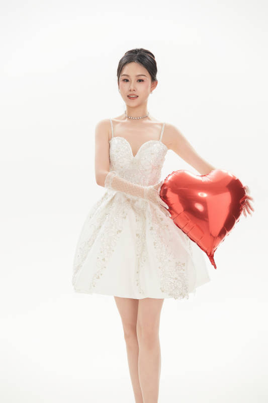 白色背景下跳芭蕾舞的亚洲少女图片