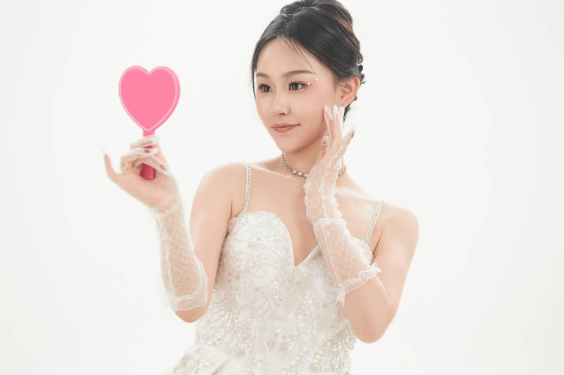 白色背景下跳芭蕾舞的亚洲少女图片