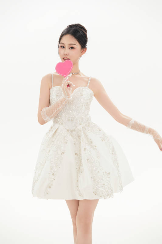 白色背景下跳芭蕾舞的亚洲少女图片