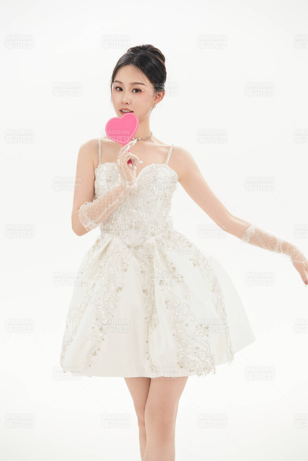 白色背景下跳芭蕾舞的亚洲少女图片