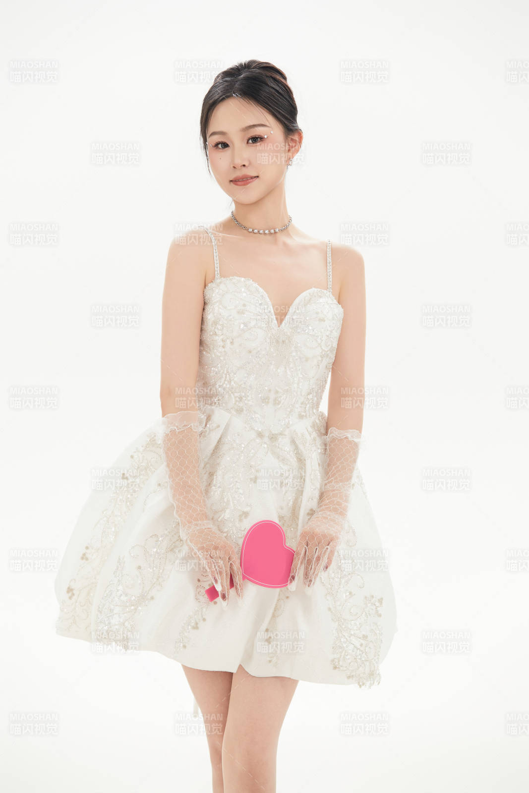 白色背景下跳芭蕾舞的亚洲少女图片