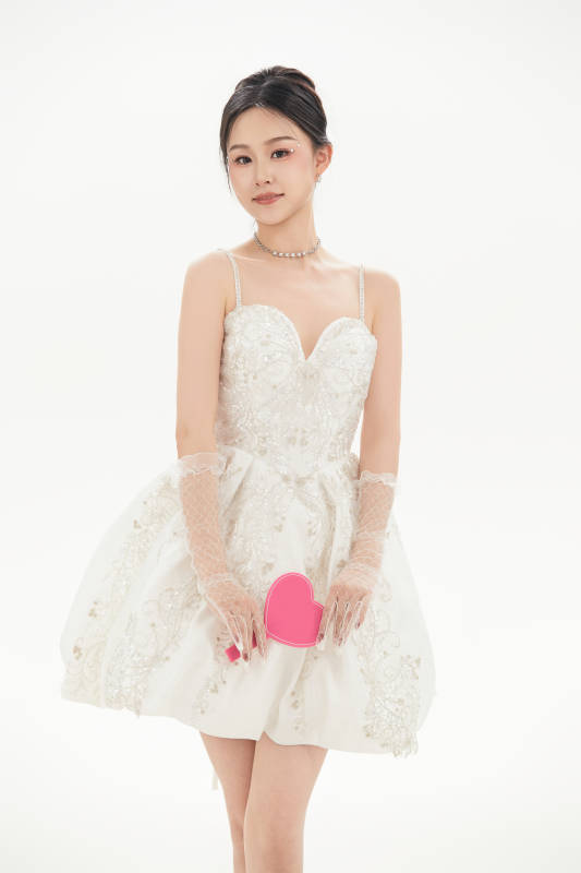 白色背景下跳芭蕾舞的亚洲少女图片