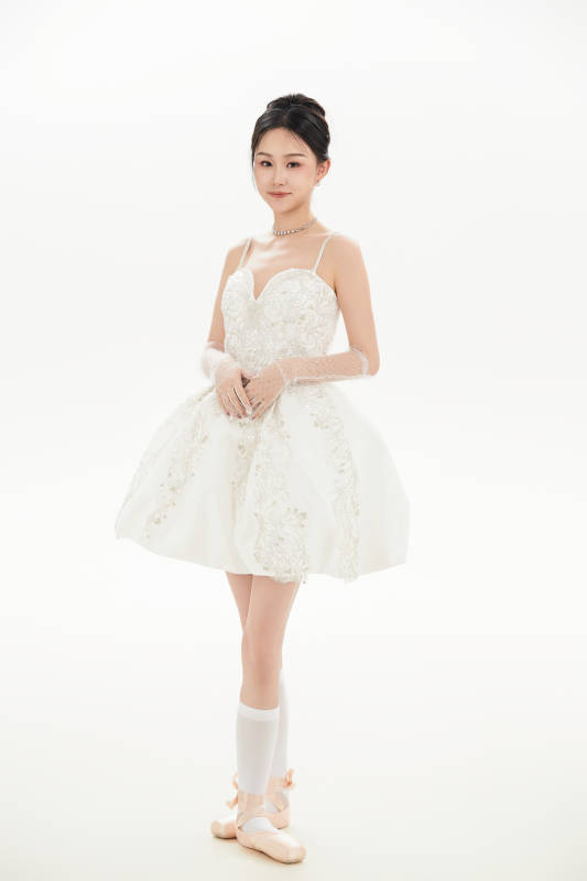 白色背景下跳芭蕾舞的亚洲少女图片