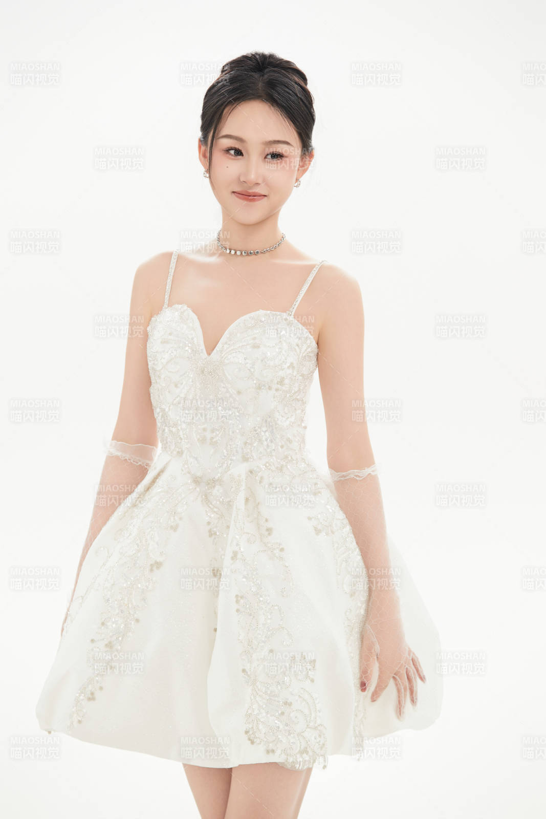 白色背景下跳芭蕾舞的亚洲少女图片