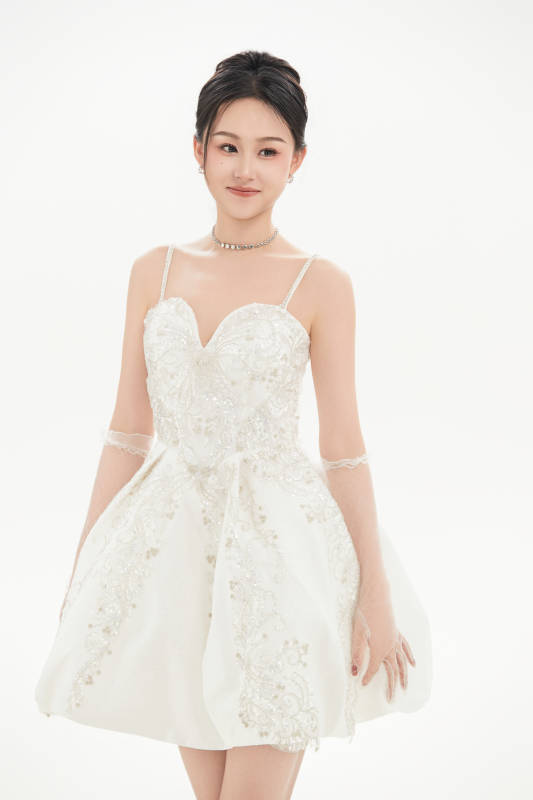 白色背景下跳芭蕾舞的亚洲少女图片