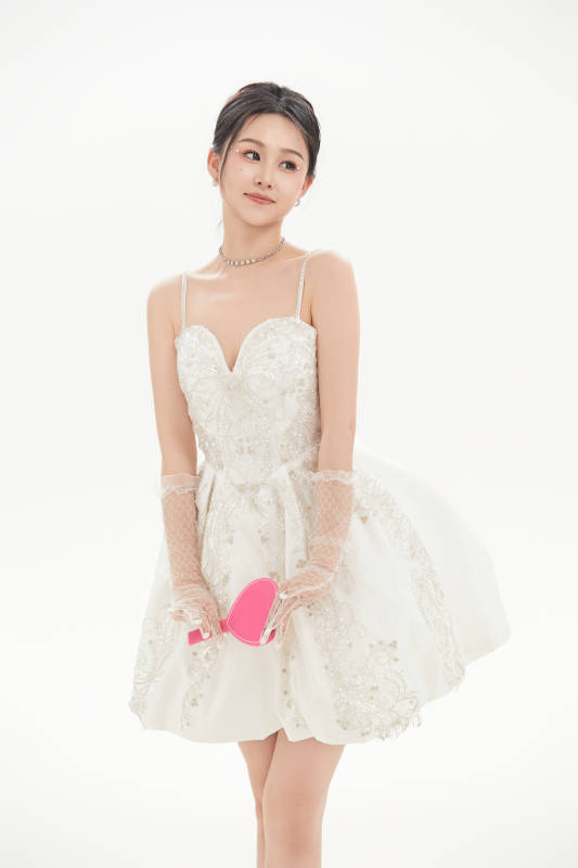 白色背景下跳芭蕾舞的亚洲少女图片