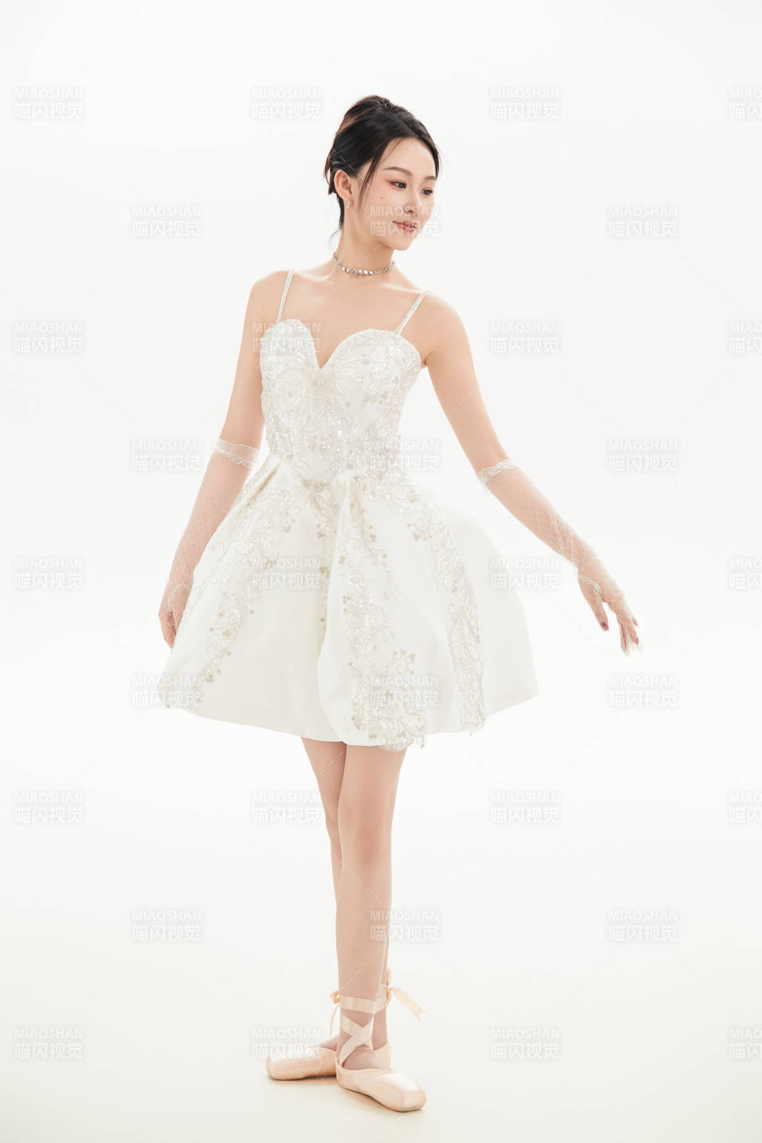 白色背景下跳芭蕾舞的亚洲少女图片