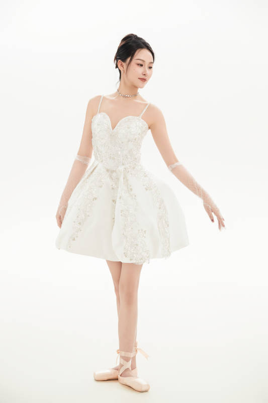 白色背景下跳芭蕾舞的亚洲少女图片