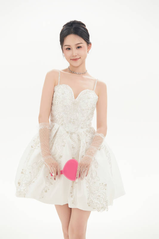 白色背景下跳芭蕾舞的亚洲少女图片