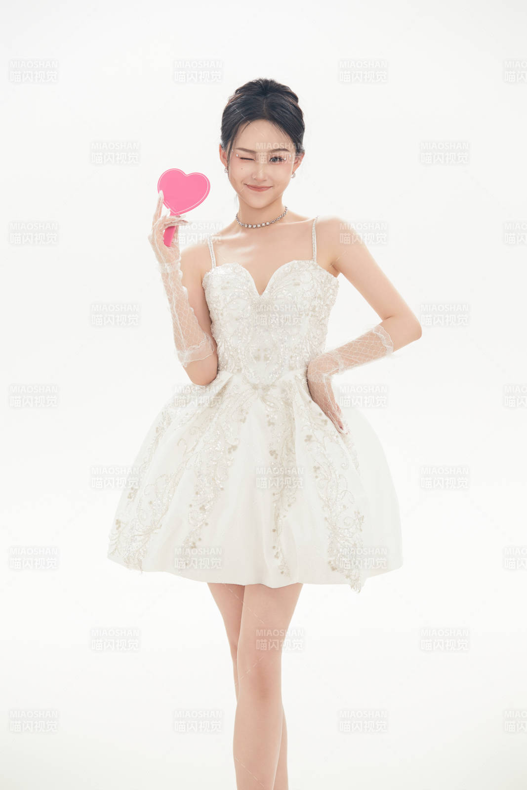 白色背景下跳芭蕾舞的亚洲少女图片