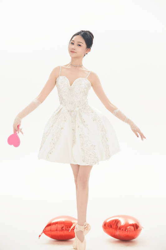 白色背景下跳芭蕾舞的亚洲少女图片