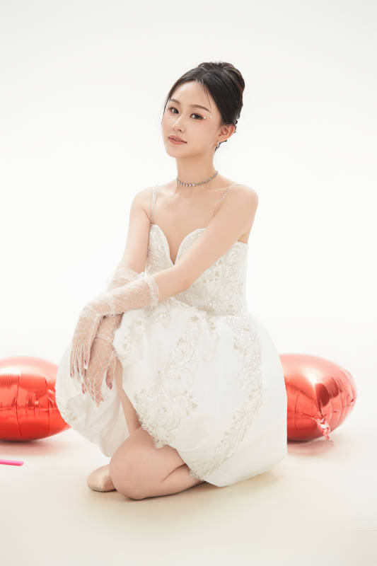 白色背景下跳芭蕾舞的亚洲少女图片