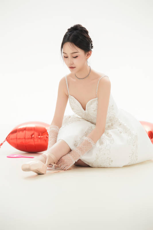 白色背景下跳芭蕾舞的亚洲少女图片