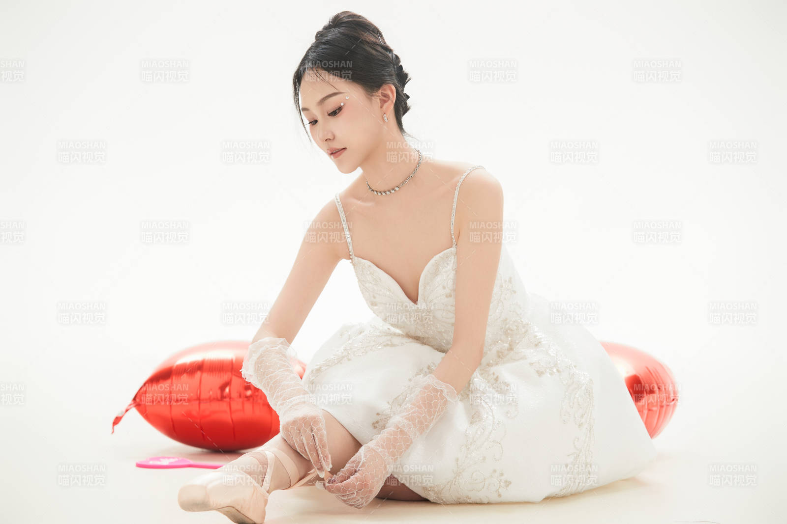 白色背景下跳芭蕾舞的亚洲少女图片