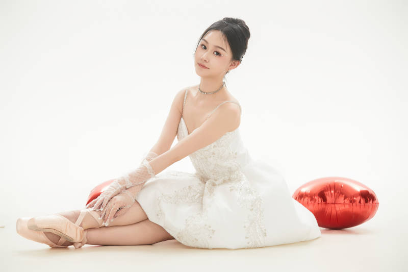 白色背景下跳芭蕾舞的亚洲少女图片