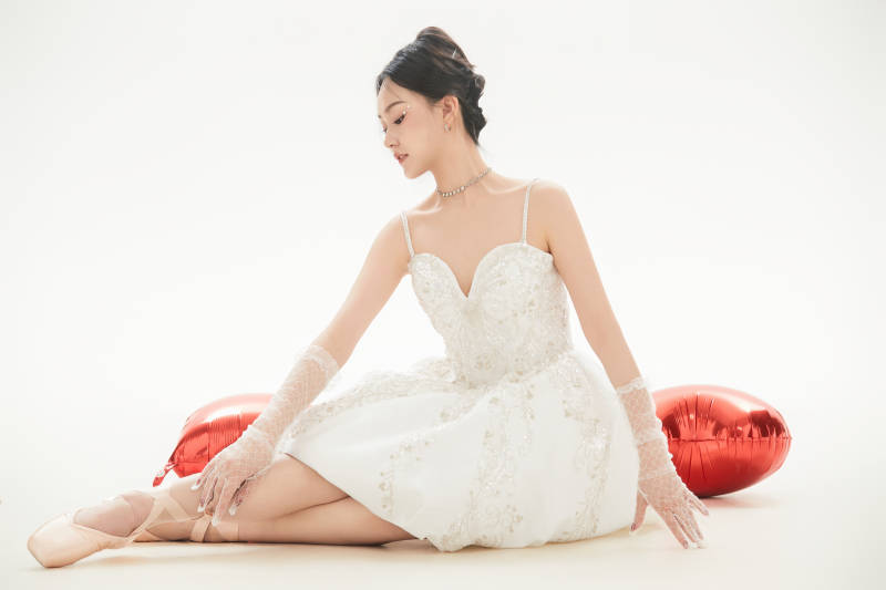 白色背景下跳芭蕾舞的亚洲少女图片