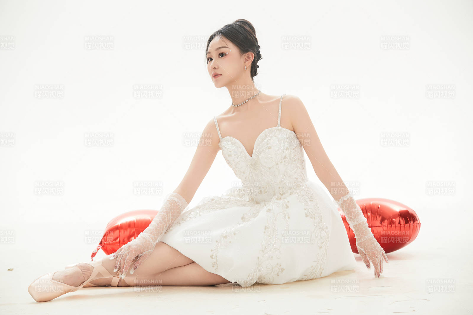 白色背景下跳芭蕾舞的亚洲少女图片